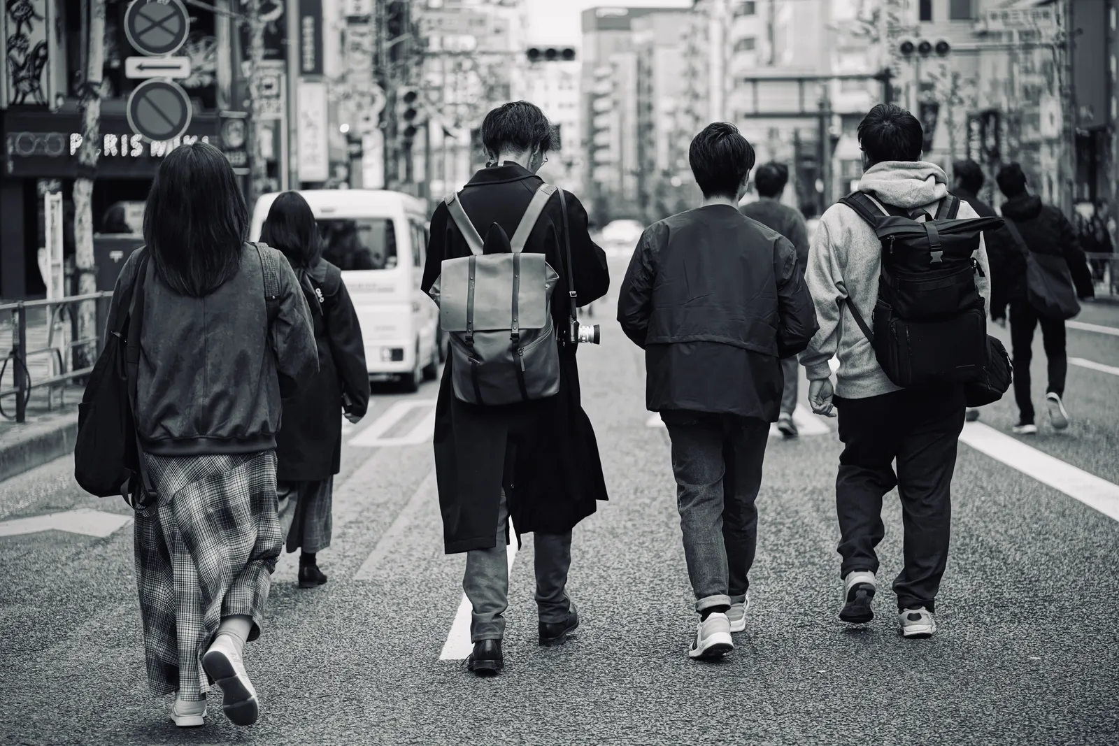 街中を歩くメンバー