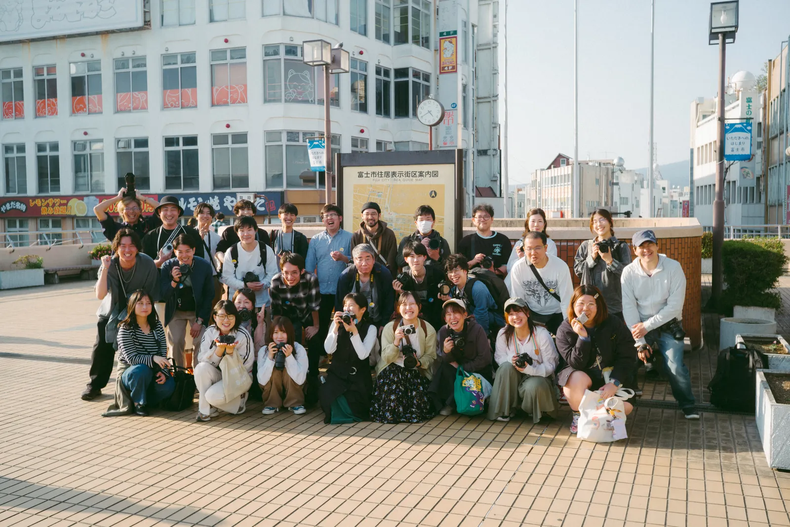 富士駅前の集合写真